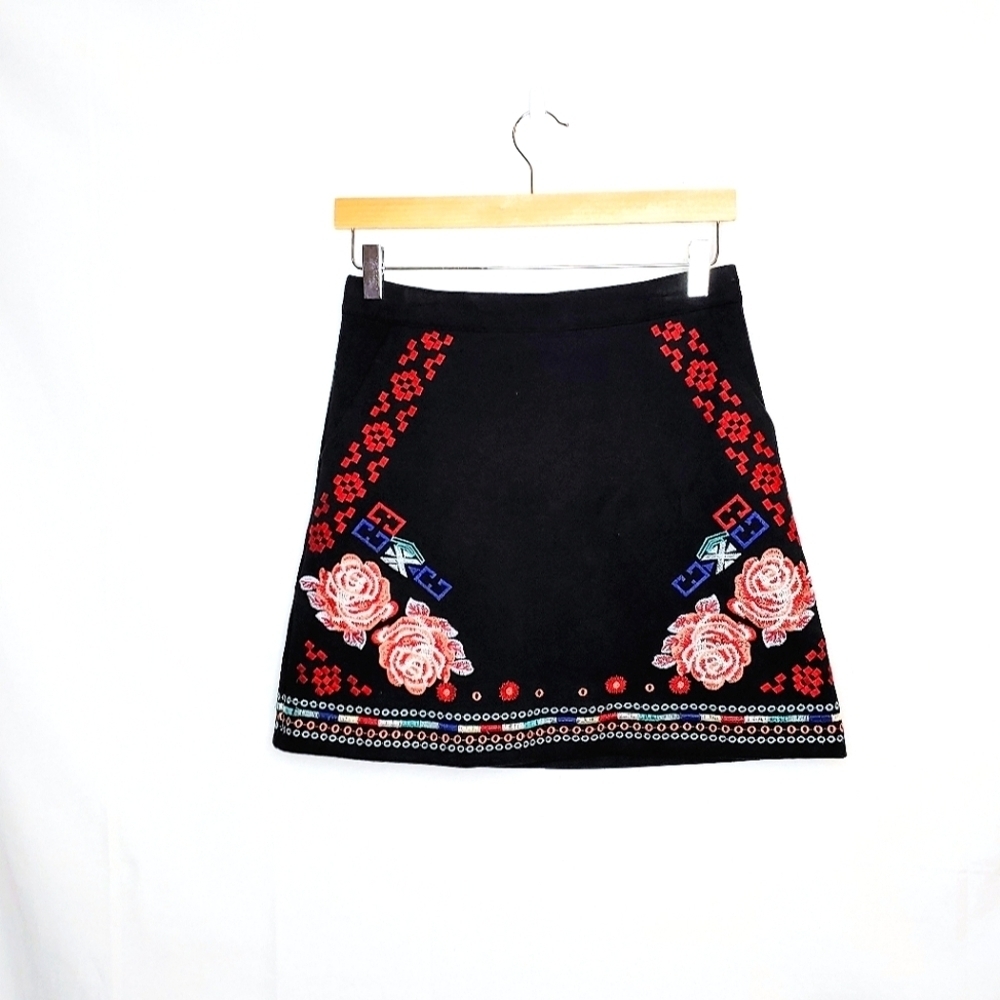 T H M L skirt, black and floral Size Small.